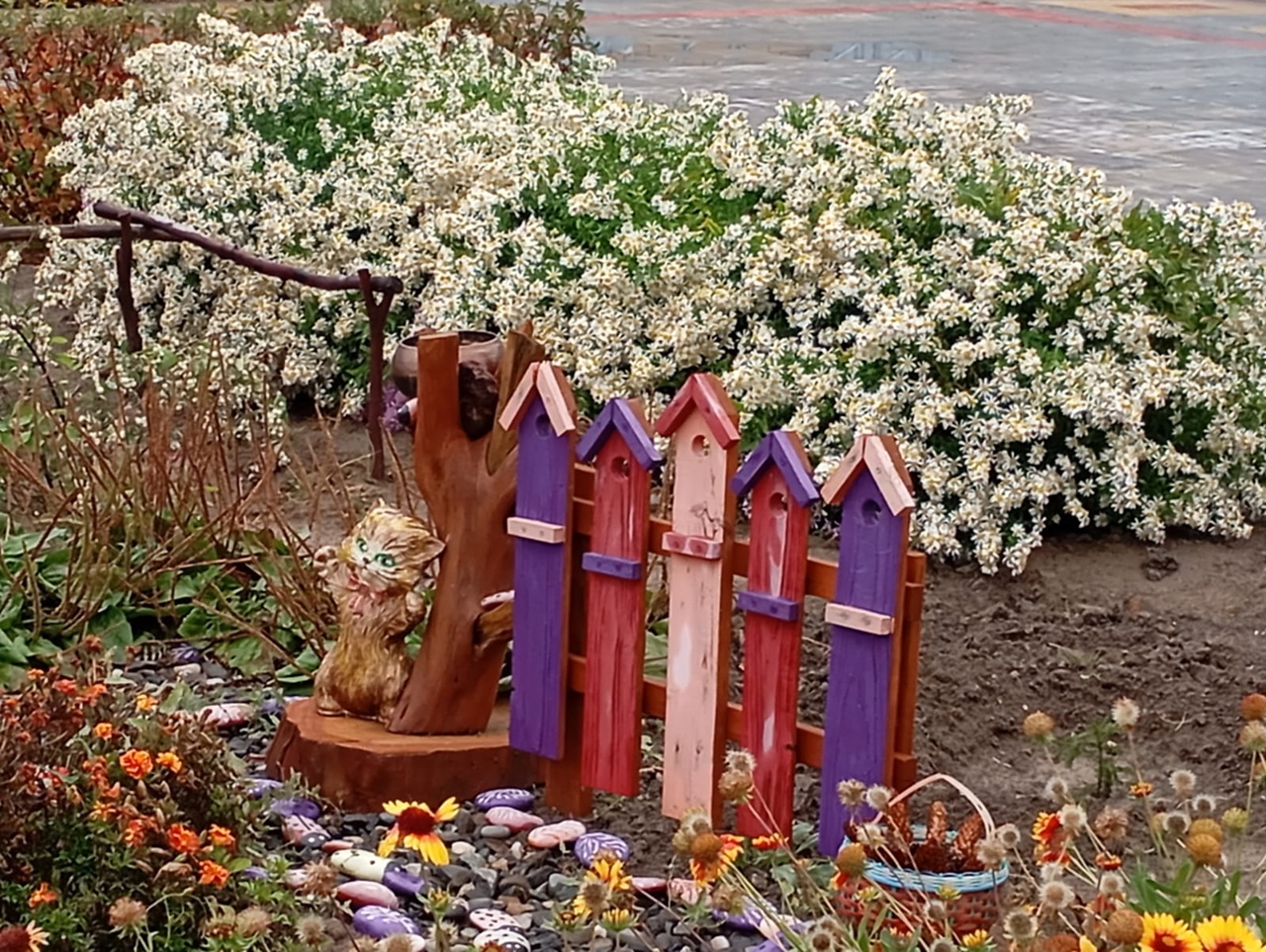 Сельский дворник превратил территорию детского сада под Астраханью в сказку