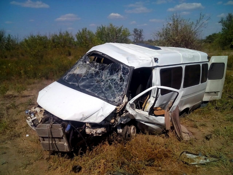 Под Астраханью в лобовом столкновении микроавтобуса и легковушки пострадали шесть человек