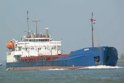 В Волго-Каспийском канале два судна вмерзли в лед