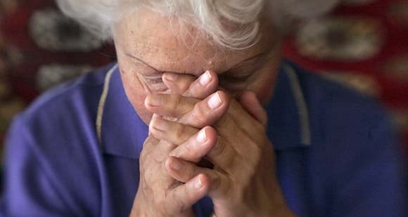 Астраханка оставила двух пенсионерок без старинных предметов декора, рассказав трогательные истории