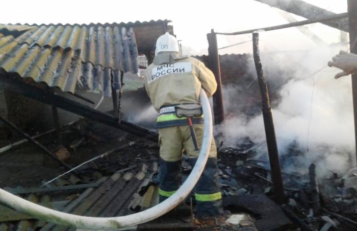 Под Астраханью горели хозпостройки, пострадала женщина