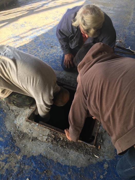 В Астрахани собачка провалилась в трюм брандвахты: видео спасения