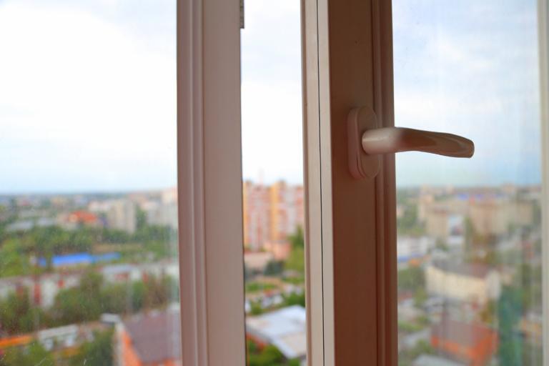 В Астрахани женщина погибла, выпав из окна восьмого этажа