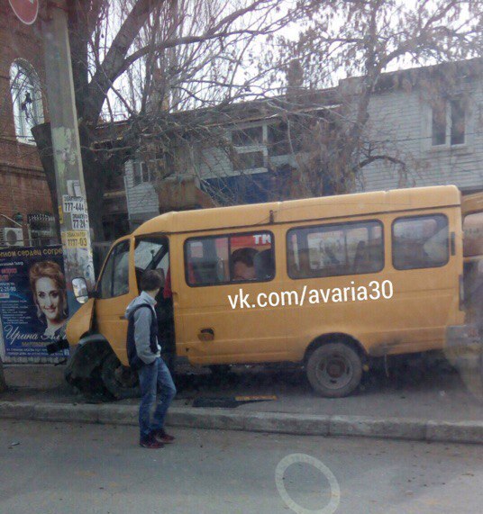Две "Газели" не поделили дорогу в Астрахани. Уточненная информация