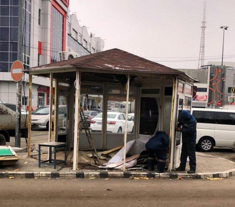 У вокзала Астрахани сносят павильоны с фастфудом