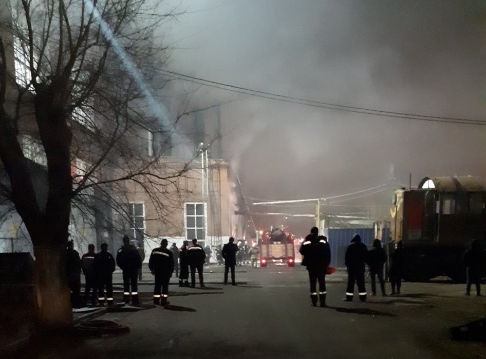 На Астраханском тепловозоремонтном заводе крупно полыхнуло
