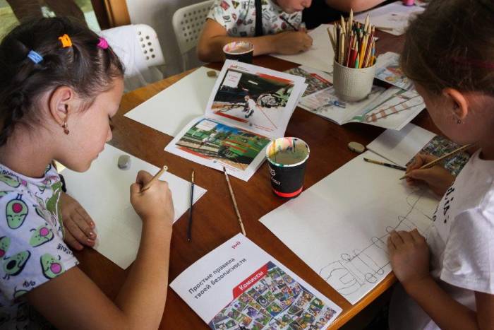Астраханские железнодорожники побеседовали на тему безопасности с юными художниками в «Рисовалке»