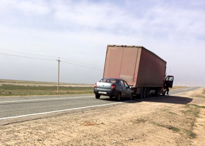 Под Астраханью столкнулись легковушка и грузовик: пострадал человек