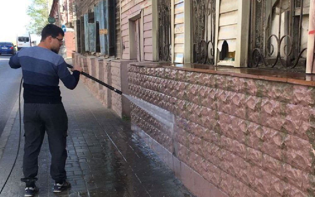 В Астрахани моют дома и остановки