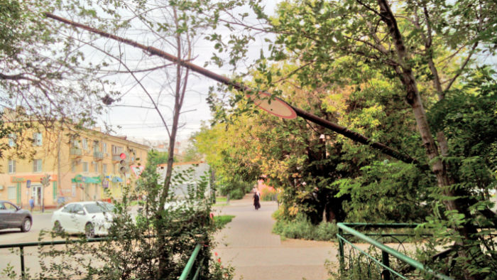 Осторожно! В Астрахани дорожный знак может упасть кому-то на голову