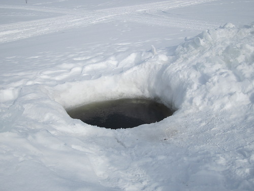 Под Астраханью 10-летний мальчик провалился под лед