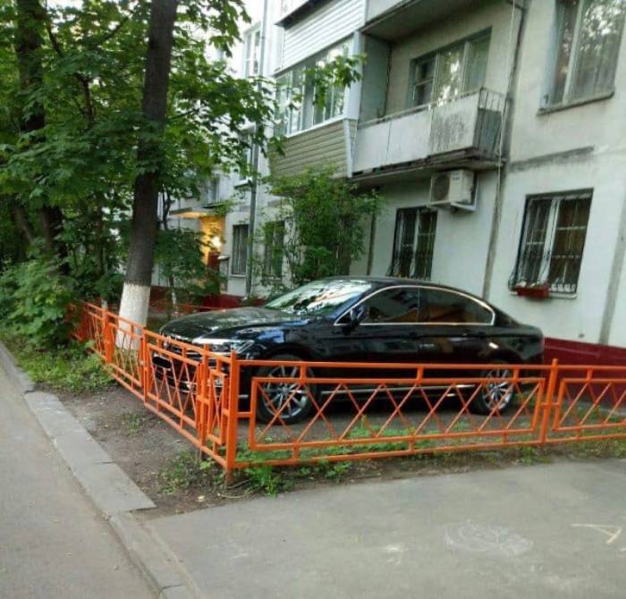 Астраханец придумал необычный способ парковки во дворе