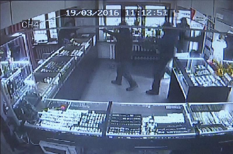 В Астрахани грабители вынесли из ювелирного украшений на 8 миллионов