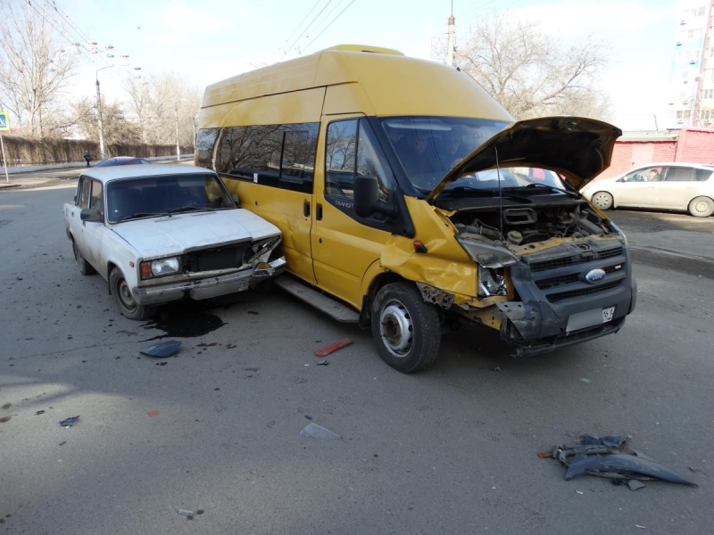 В Астрахани «семерка» врезалась в маршрутку: пострадала 12-летняя девочка