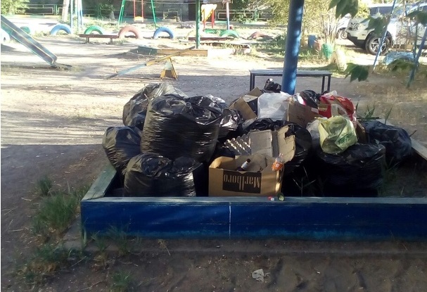 Фото дня: свалка на детской площадке