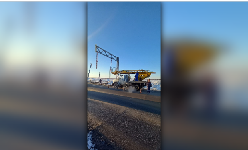 Рамка сурка: поломанный ограничитель на астраханском мосту снова чинят 