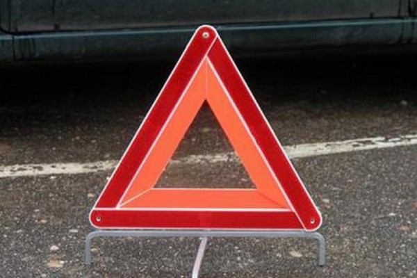 Под Астраханью столкнулись три автомобиля, среди них - грузовик из Турции