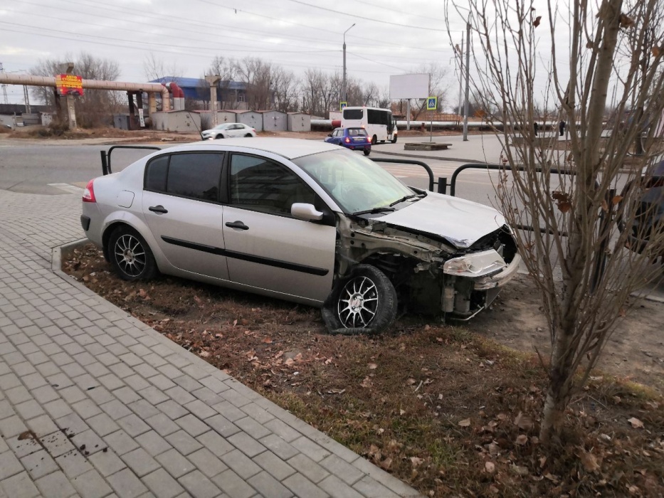 Финальная авария 2019 года в Астрахани: Рено Меган повернул не туда