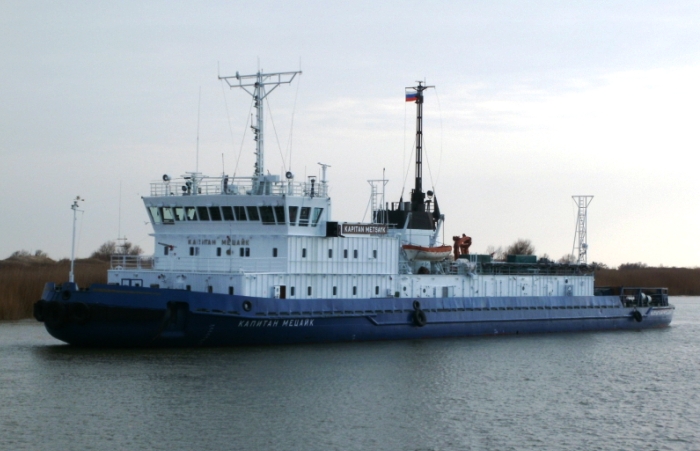 За месяц ледоколы провели к астраханским портам почти 300 судов 