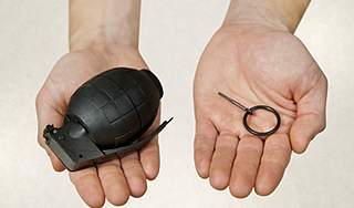 Астраханец выдернул чеку у случайно найденной гранаты