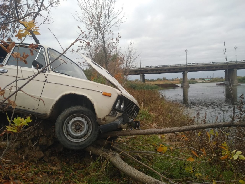 В Астрахани парочка на ВАЗе слетела с насыпи