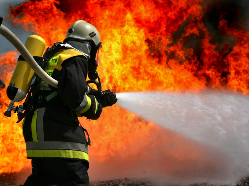 Число погибших на пожаре на астраханской базе достигло четырех человек