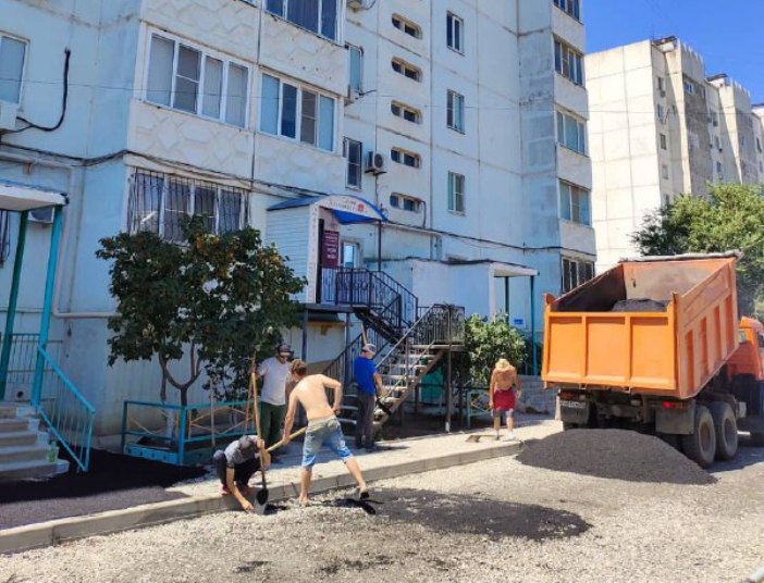 В Астрахани приступили к ремонту дворов в микрорайоне Бабаевского