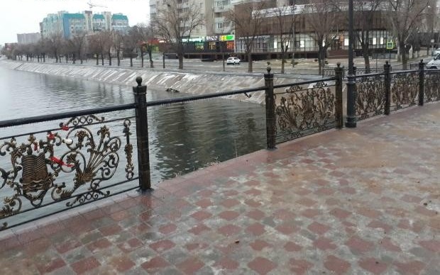 Полиция Астрахани нашла подростков, сломавших ограждение у моста Дружбы