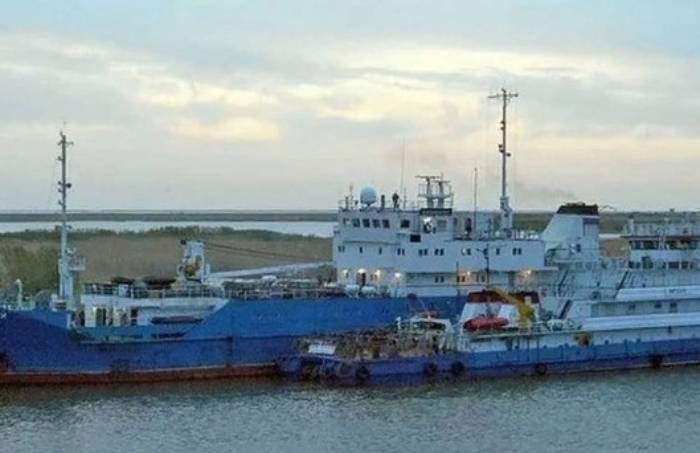 Под Астраханью научно-исследовательскому судну помогли выбраться из западни