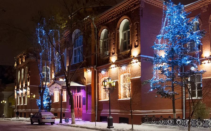 Сколько прожекторов подсвечивают администрацию Астраханской области?