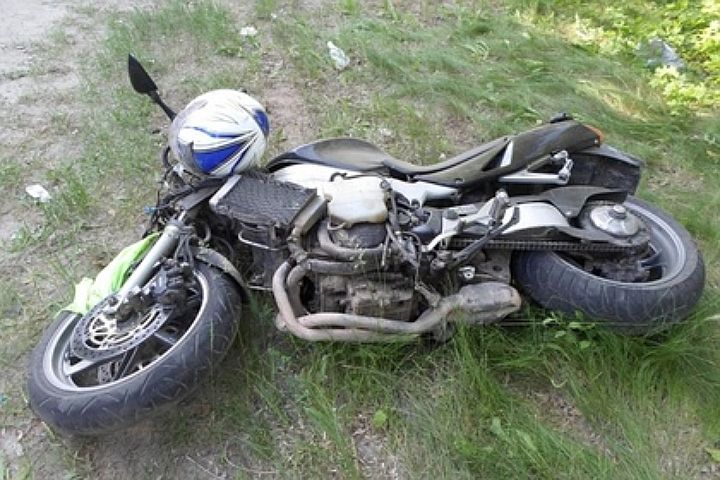 Мотоциклист сбил двух подростков под Астраханью 