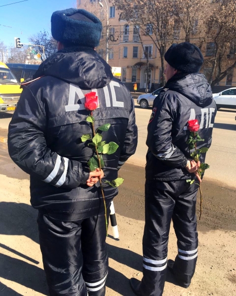 Цветочный патруль: в Астрахани полицейские дарят цветы автоледи