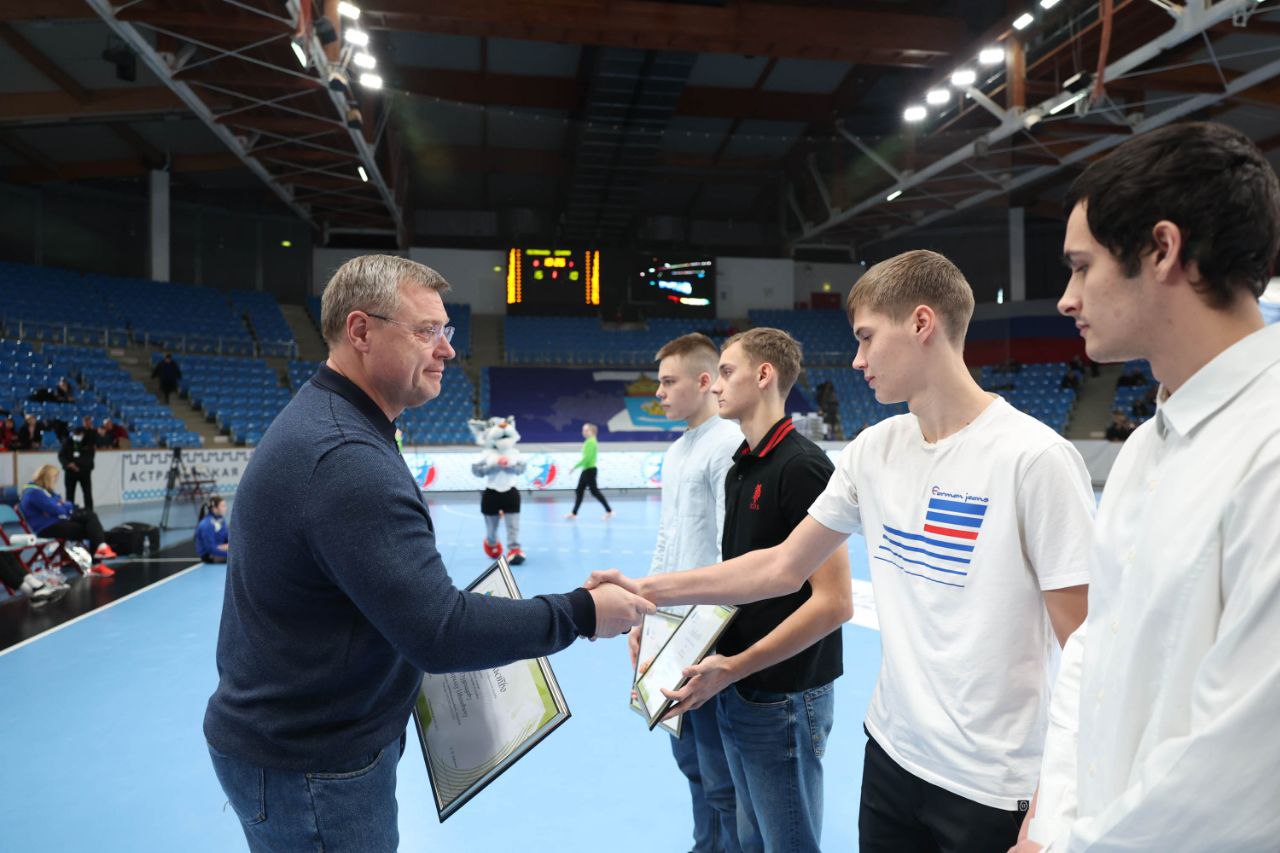 Игорь Бабушкин вручил сертификаты на губернаторские стипендии юношеской сборной по гандболу