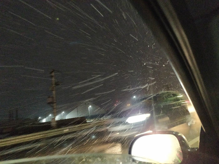 В Астрахани устраняют последствия первого снега