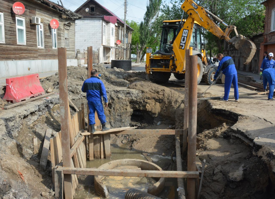 Ремонт ливневки на разрытой астраханской улице идет полным ходом
