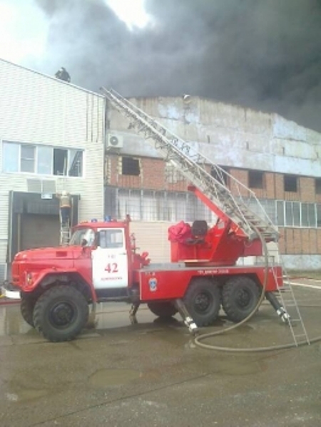 В Астрахани горит завод резиновой обуви: город заволокло дымом