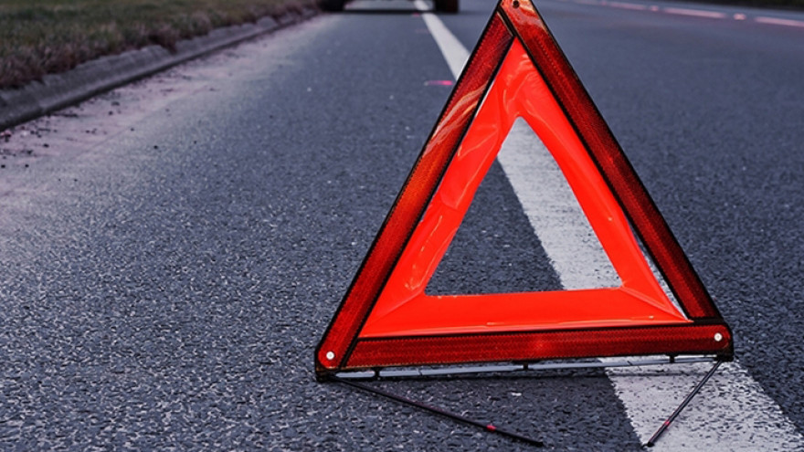 В Астрахани междугородная маршрутка сбила девушку прямо на пешеходном: видео