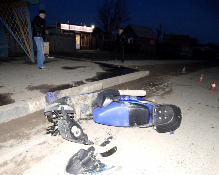 В Астрахани столкнулись мотороллер и такси