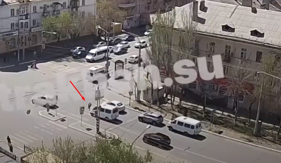 В Астрахани ГАЗель сделала судьбоносный поворот, чтобы спасти горе-пешехода: видео