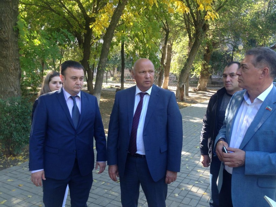 Радик Харисов проинспектировал объекты благоустройства в Трусовском районе