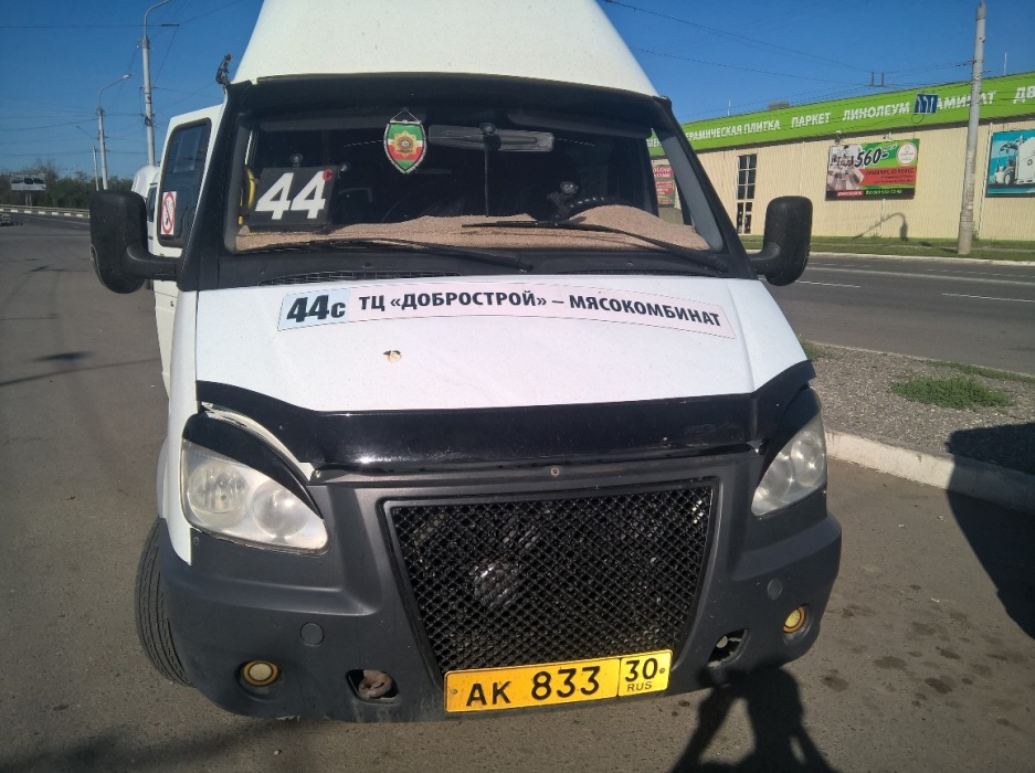 В Астрахани в честь праздника водитель маршрутки возит всех бесплатно