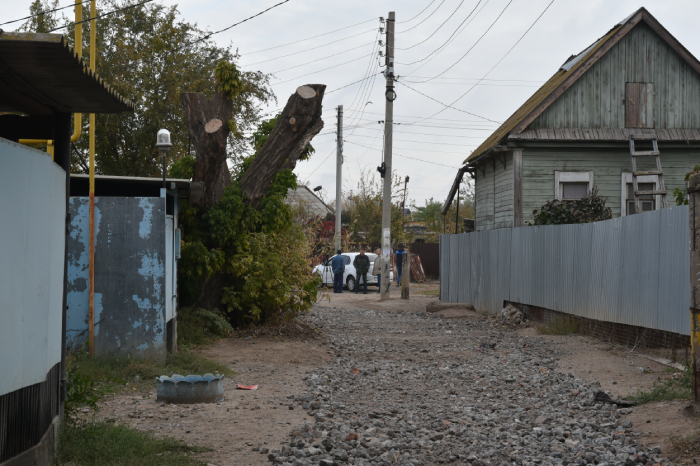 На окраине Астрахани подсыпают грунтовые дороги