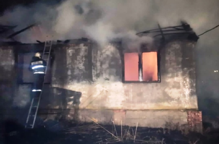 В ночном пожаре под Астраханью пострадал мужчина
