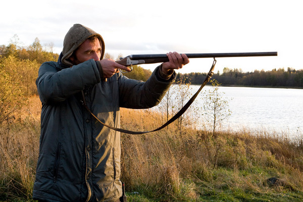 Под Астраханью охотник на бродячих собак тяжело ранил сельчанку