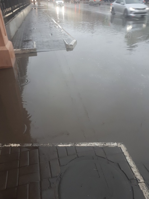 Фото и видео дня: астраханцы плывут по городу