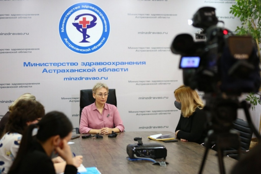 Астраханский минздрав: расслабляться и снимать маски рано