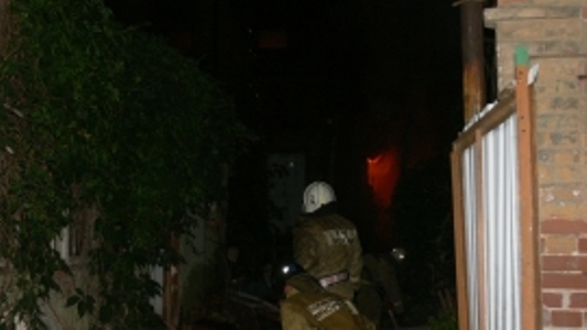 В центре Астрахани сгорел заброшенный дом