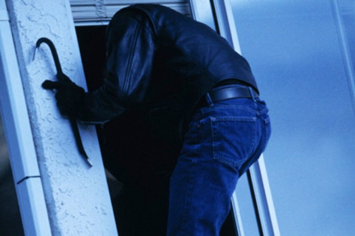 В Астраханской области сельчанин обокрал собственную сестру