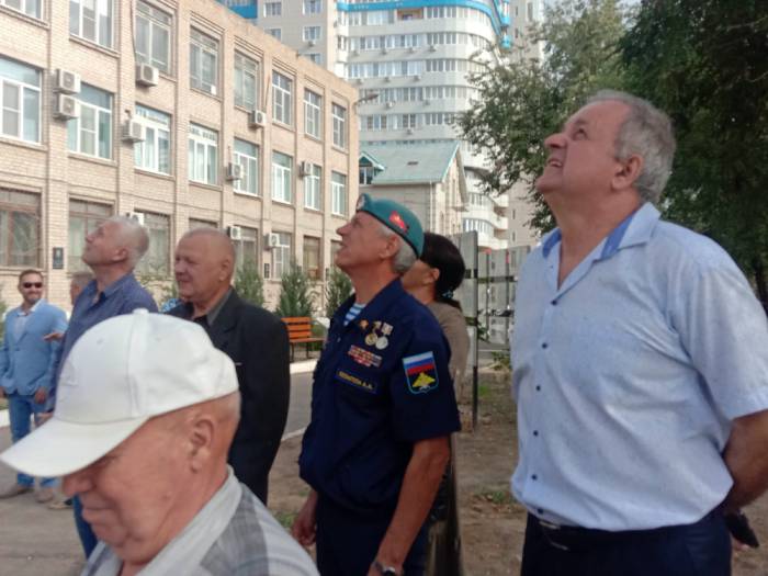 В Астрахани в день 80-летия легендарной «Молодой гвардии» выпустили в небо голубей
