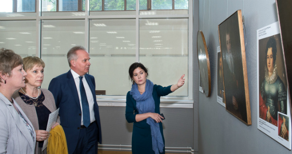 Выставка астраханской коллекции братьев Сапожниковых в Москве